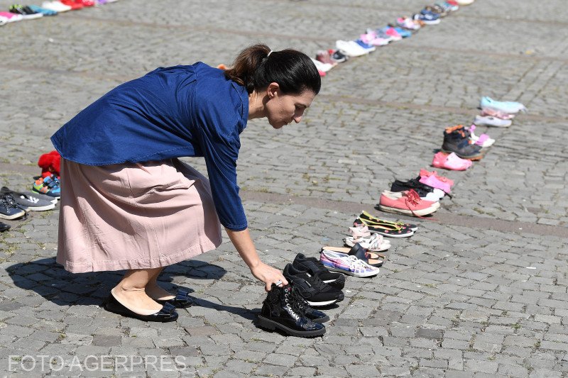 Sute de perechi de pantofi - depuse în faţa Ministerului de Interne, în memoria copiilor dispăruţi