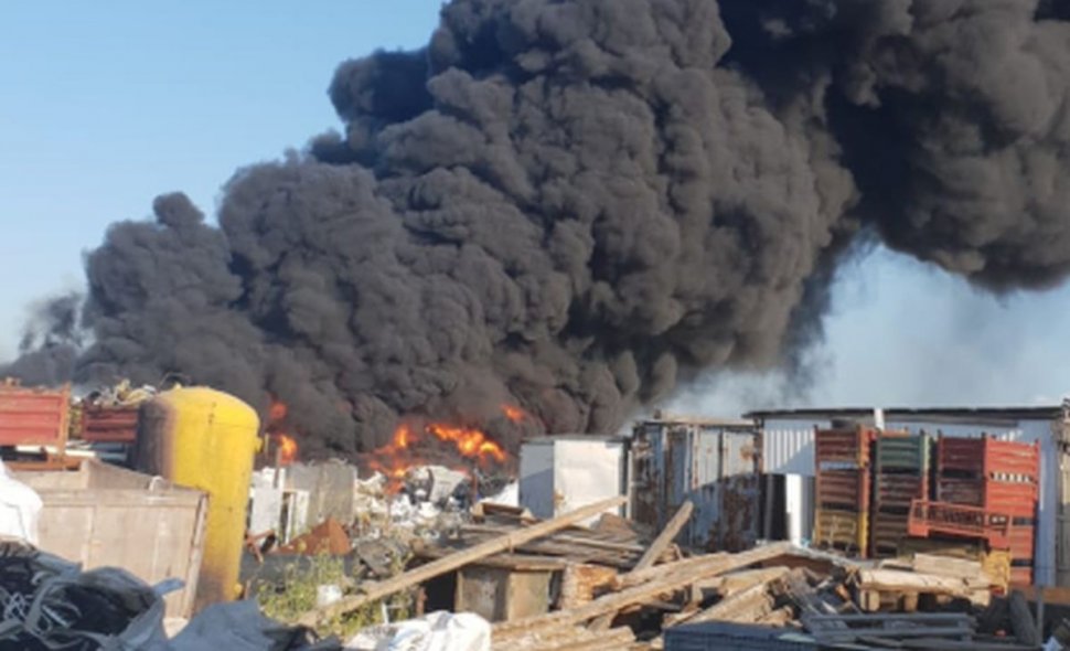 Un depozit de gunoaie din Bihor a luat foc. Oamenii au fost avertizaţi prin Ro-Alert să stea în case 