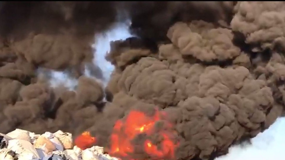 Incendiu uriaş la un depozit de deşeuri reciclabile din Bihor - VIDEO