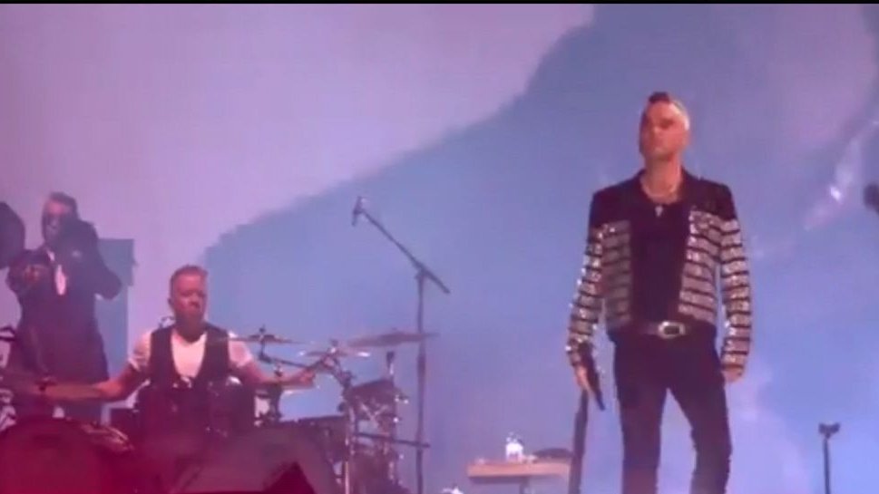 Robbie Williams, show incendiar la Untold. Artistul a cântat alături de tatăl său şi i-a dedicat o serenadă unei fane
