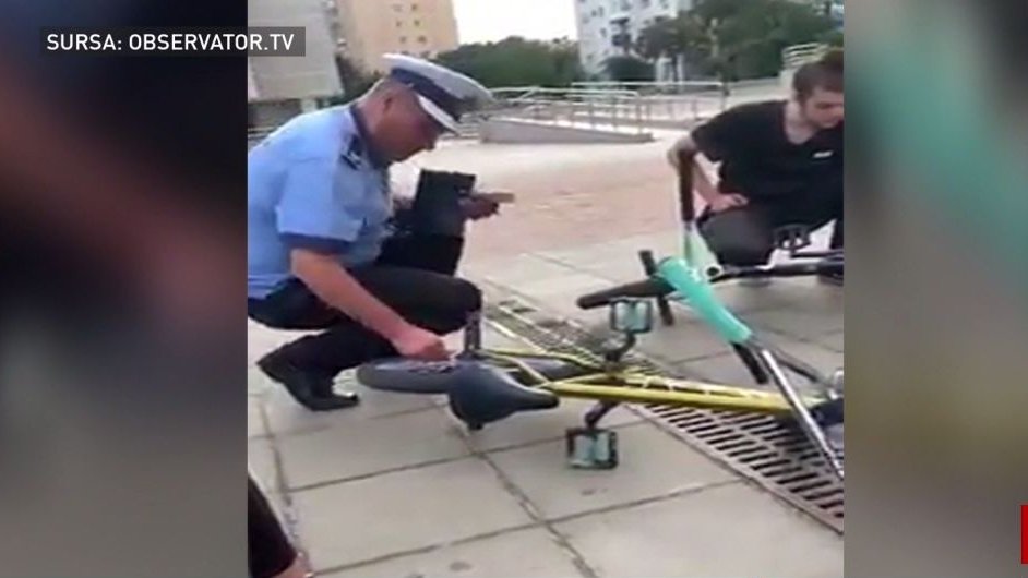 Imagini revoltătoare la Iaşi! Doi poliţişti au fost filmaţi în timp ce dezumflă roţile de la bicicletele unor tineri - VIDEO