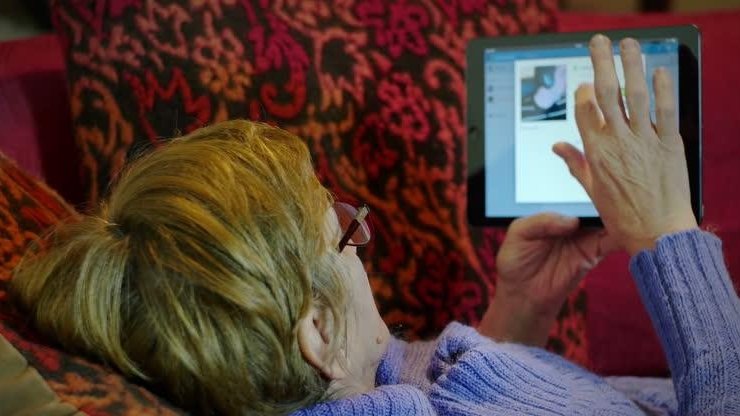 O pensionară din Hunedoara a cunoscut pe Facebook un bărbat și s-a îndrăgostit nebunește. După un timp, femeia a dispărut fără urmă de acasă. Polițiștii au căutat-o în două județe, iar apoi au aflat ceva incredibil