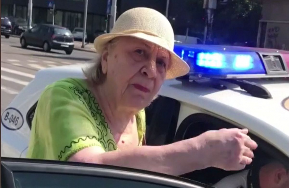 Situație revoltătoare în Capitală. O femeie de 81 de ani a fost amendată pentru că nu a putut traversa mai repede