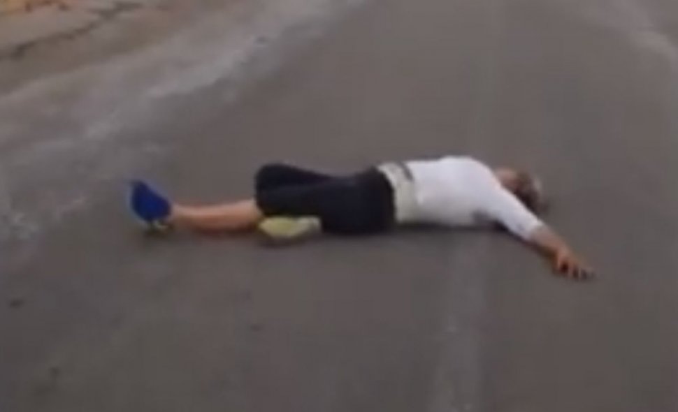 O femeie din Botoșani a blocat traficul jumătate de oră. S-a aruncat pe carosabil şi s-a rostogolit pe mijlocul şoselei - VIDEO