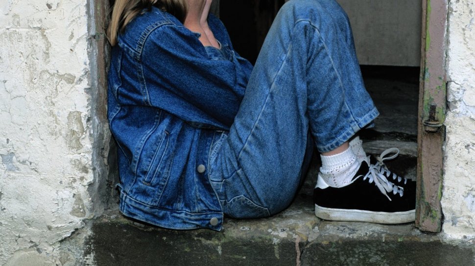 Caz șocant în Prahova. Fetiță de 11 ani, dezbrăcată și batjocorită de un vecin de 50 de ani