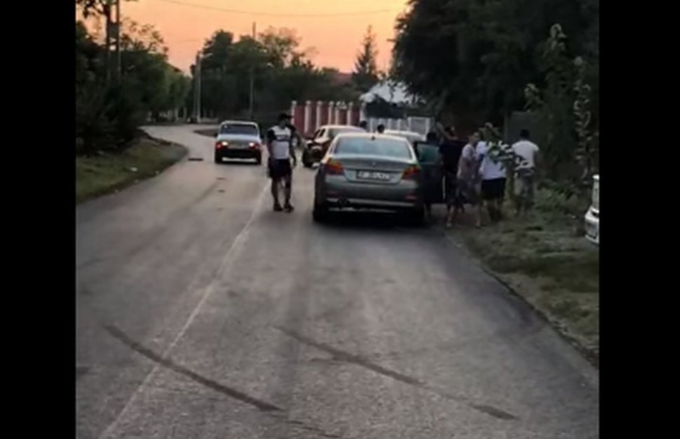 Imagini șocante filmate în Ilfov. Mai multe persoane s-au luat la bătaie; au și lovit intenționat alte mașini