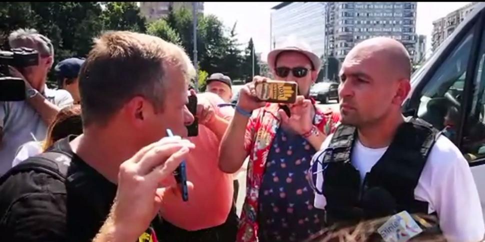 Protest 10 august. Câteva mii de persoane au ajuns în Piața Victoriei, cu steaguri și pancarte 609382