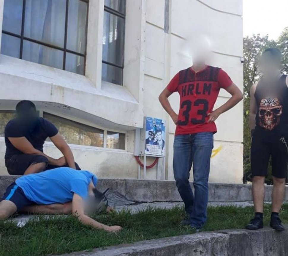 Mai mulți tineri din Focșani au atras atenția trecătorilor. Când au văzut despre ce este vorba, oamenii au alertat de urgență autoritățile - VIDEO