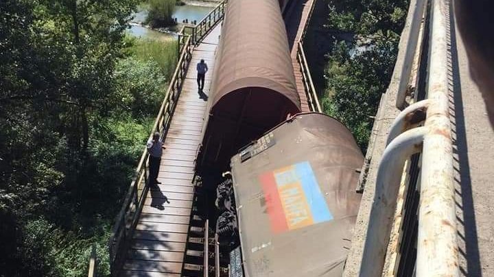 Incident feroviar grav în Suceava. Un tren, plin cu lemne a deraiat de pe șine. Traficul e paralizat - Reacța CFR