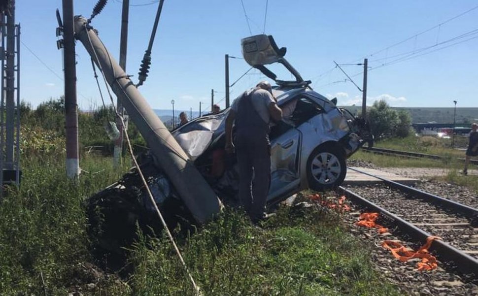 Accident cumplit în Cluj. Un tren a lovit în plin un autoturism (VIDEO)