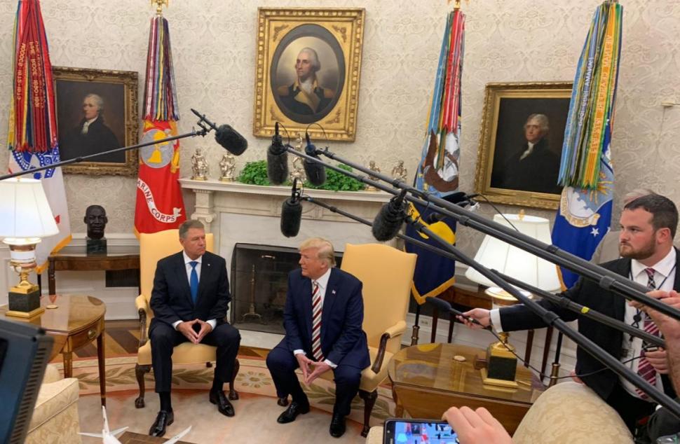 Klaus Iohannis în dialog cu președintele SUA în Biroul Oval. Donald Trump laudă creșterea economică din România 610761