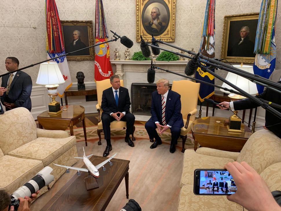 Klaus Iohannis în dialog cu președintele SUA în Biroul Oval. Donald Trump laudă creșterea economică din România 610762