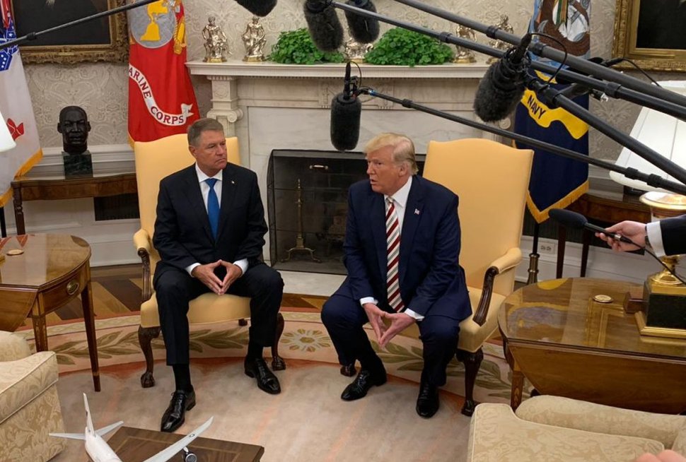 Klaus Iohannis în dialog cu președintele SUA în Biroul Oval. Donald Trump laudă creșterea economică din România