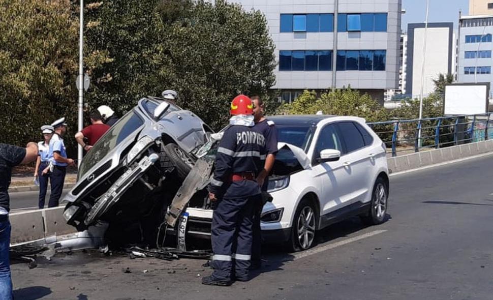 Accident grav în Capitală pe Podul Basarab. Un autoturism nu a acordat prioritate 611080
