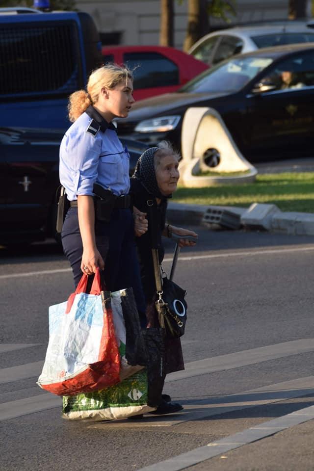 Bătrâna era încărcată cu sacoșe și voia să traverseze strada. O polițistă s-a apropiat de ea. Apoi, ceva incredibil a urmat. „O fotografie cât o sută de cuvinte” (FOTO) 611049