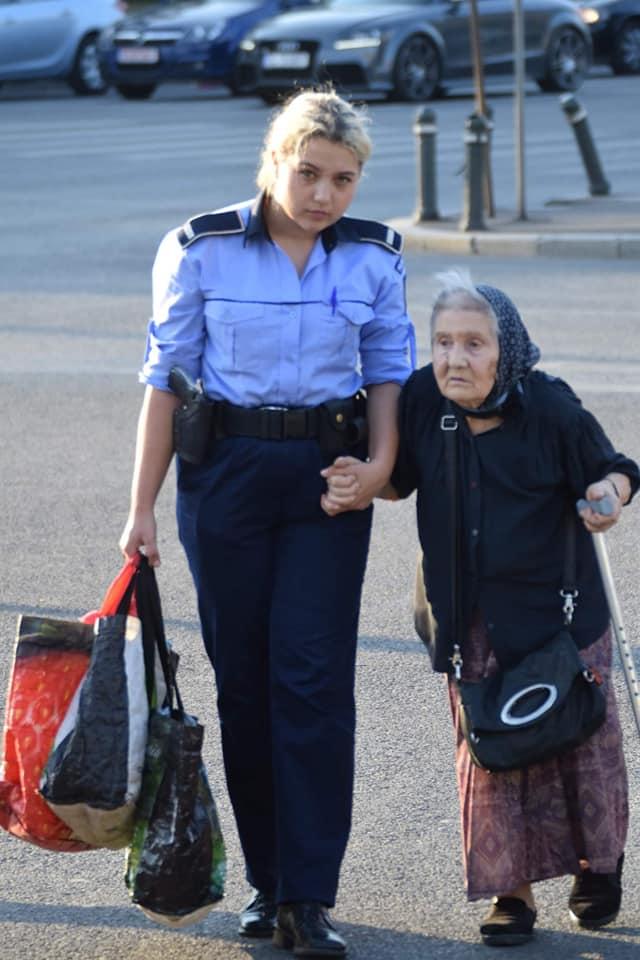 Bătrâna era încărcată cu sacoșe și voia să traverseze strada. O polițistă s-a apropiat de ea. Apoi, ceva incredibil a urmat. „O fotografie cât o sută de cuvinte” (FOTO) 611050