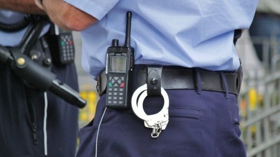 Polițist din Sibiu, arestat la domiciliu pentru infracțiuni privind viața sexuală a două minore