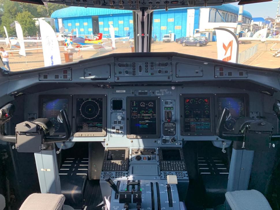 Cum arată noile avioane pe care TAROM le va folosi pentru cursele interne. Una dintre aeronave, expuse la BIAS 2019 611212