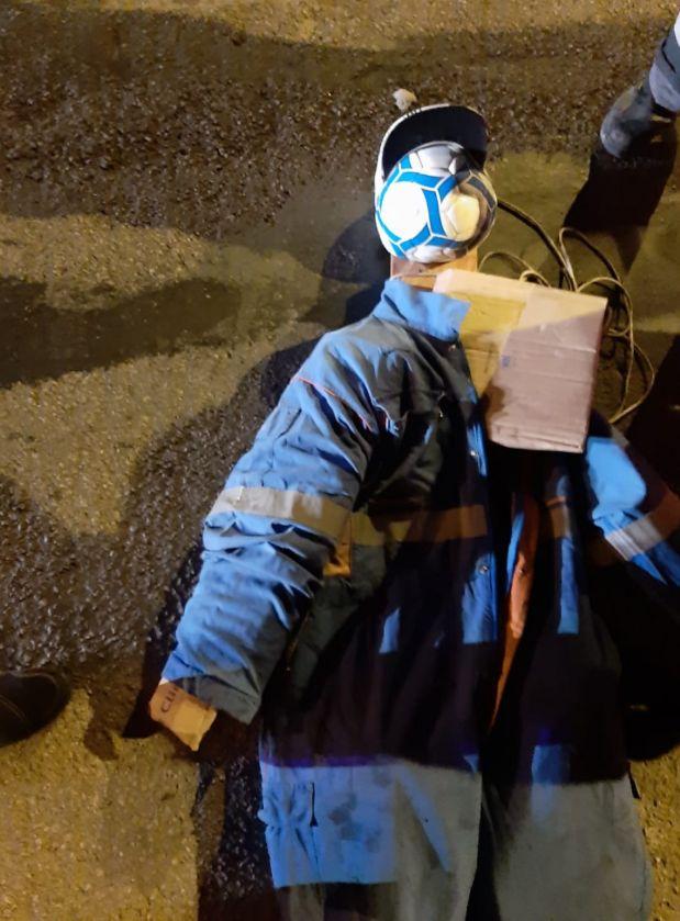 Se plimbau liniștiți din Mangalia când deodată l-au văzut acolo, spânzurat de pod. Încremeniți de frică au sunat la 112. Când au descoperit cine e, au început să râdă în hohote. E incredibil ce s-a întâmplat 611180