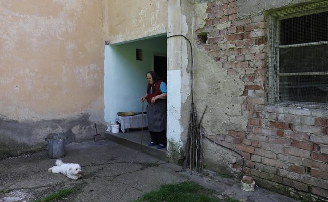 Ana are 85 de ani și a ajuns să trăiască singură într-un bloc-fantomă din munții Hunedoarei. Povestea incredibilă a unei supraviețuitoare 