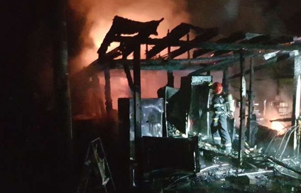 Incendiu puternic la Grădina Zoologică din Sibiu. Zeci de pompieri au intervenit pentru stingerea flăcărilor