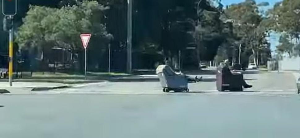 Se afla în trafic pe o autostradă aglomerată, când a văzut ceva inedit! „Doamne, ăștia sunt nebuni!” (FOTO) 611561