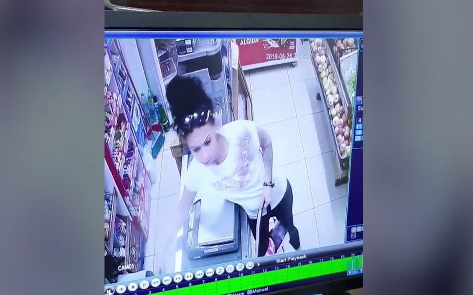 O femeie, eliberată recent din închisoare, surprinsă de camerele de supraveghere în timp ce fura dintr-un magazin din Baia Mare