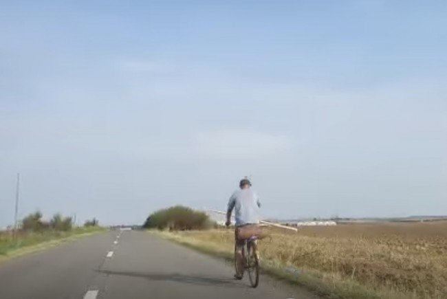 Oamenii aflați pe drum într-o localitate din județul Arad au încremenit la propriu, când au văzut ce transporta un bărbat pe bicicletă. Nebunie curată! (FOTO)
