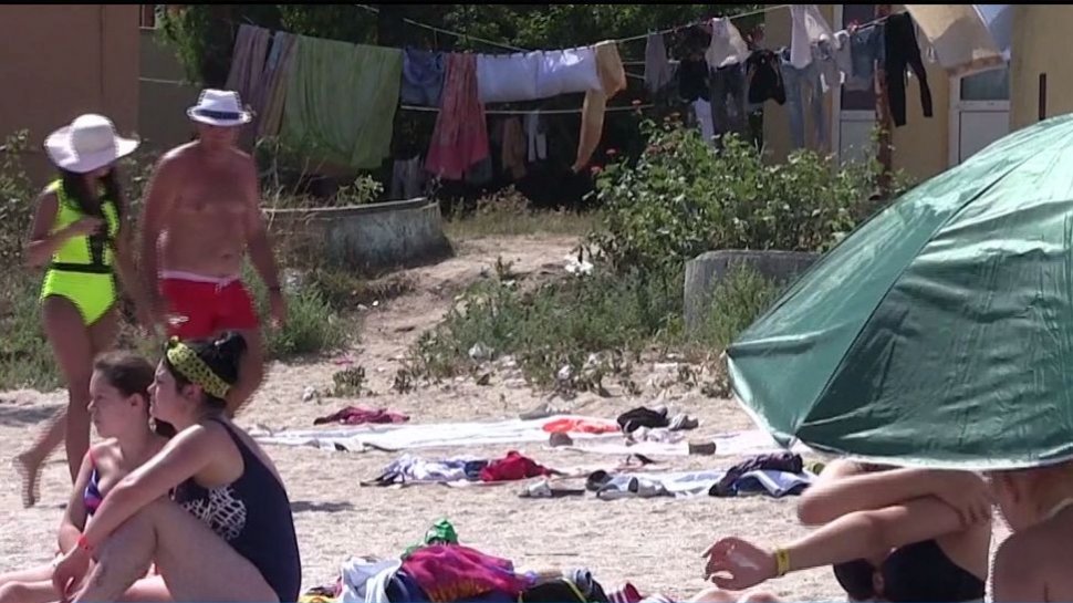 Turiştii de pe litoral se plâng de condiţiile jalnice: ''E un jeg infernal!'' - VIDEO