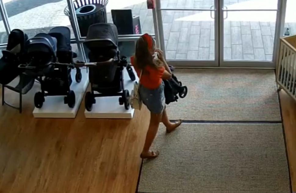 Femeia a intrat cu copilul ei într-un magazin pentru bebeluși. Câteva minute mai târziu, ceva de-a dreptul șocant se întâmpla. Camerele au surprins totul. „Am fost devastat să văd așa ceva!” (FOTO) 612061