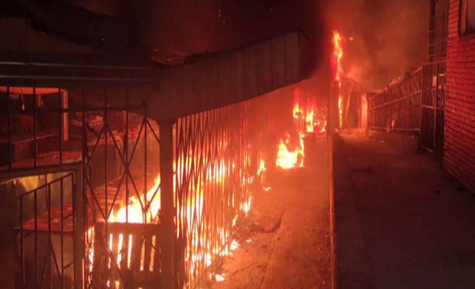 Incendiu violent. Piață distrusă de flăcări la Reșița! Oamenii vorbesc de o mână criminală