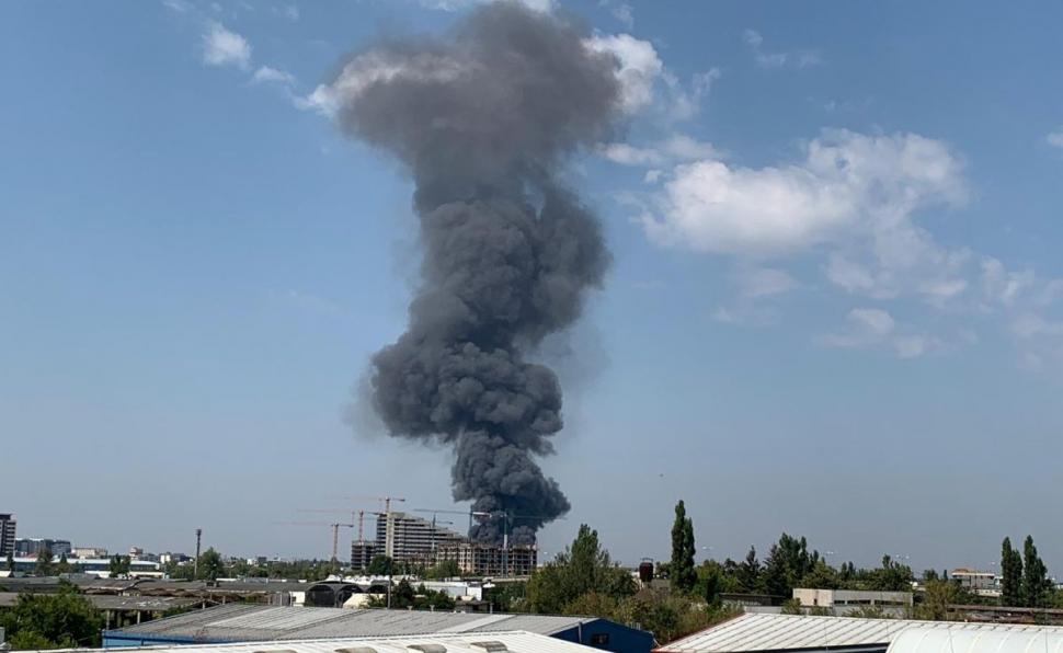 Incendiu puternic în zona Pipera din Capitală. Sute de oameni, evacuați. Nor gros de fum, vizibil de la câțiva kilometri 612323