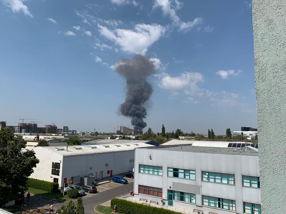 Incendiu puternic în zona Pipera din Capitală. Sute de oameni, evacuați. Nor gros de fum, vizibil de la câțiva kilometri 612324