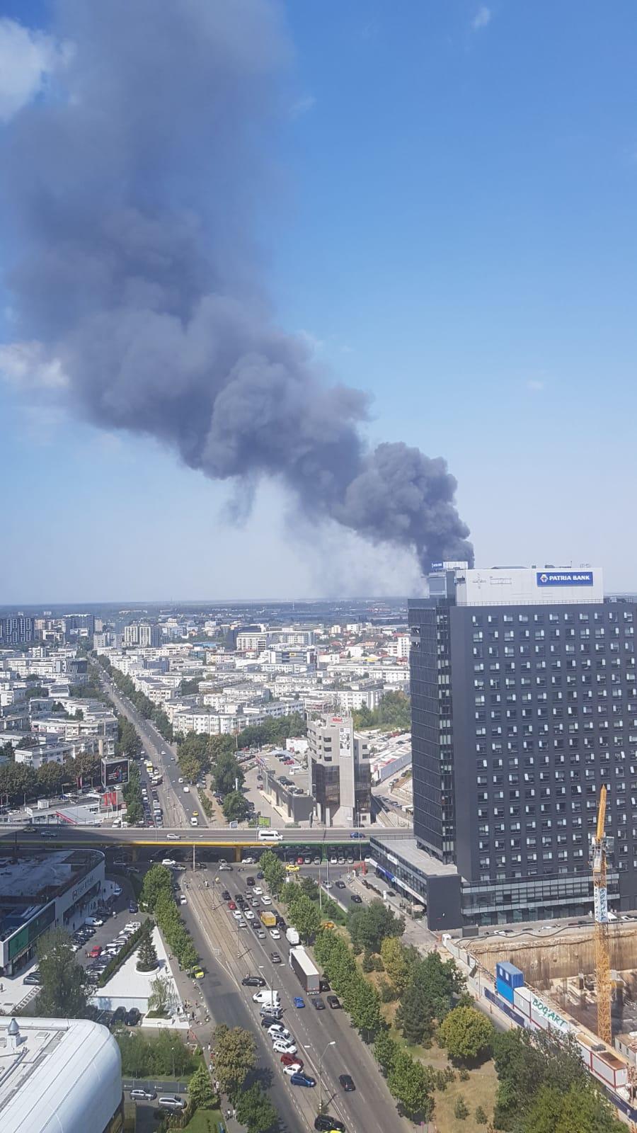 Incendiu puternic în zona Pipera din Capitală. Sute de oameni, evacuați. Nor gros de fum, vizibil de la câțiva kilometri 612327