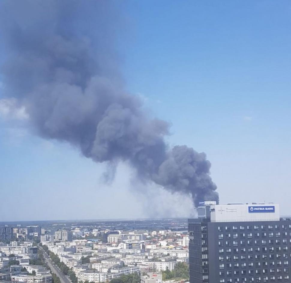 Incendiu puternic în zona Pipera din Capitală. Sute de oameni, evacuați. Nor gros de fum, vizibil de la câțiva kilometri 612330