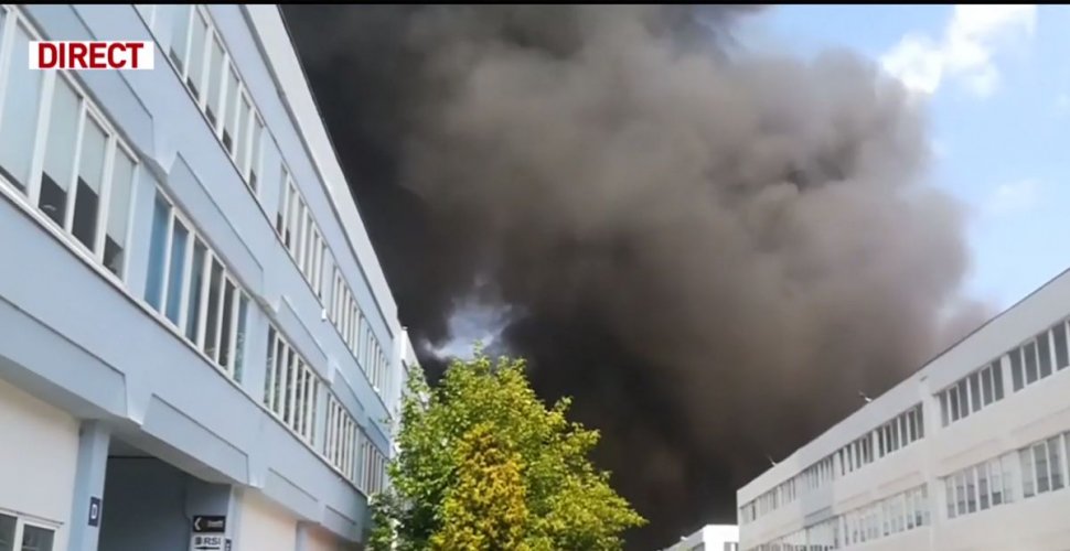 Incendiu puternic în zona Pipera din Capitală. Sute de oameni, evacuați. Nor gros de fum, vizibil de la câțiva kilometri
