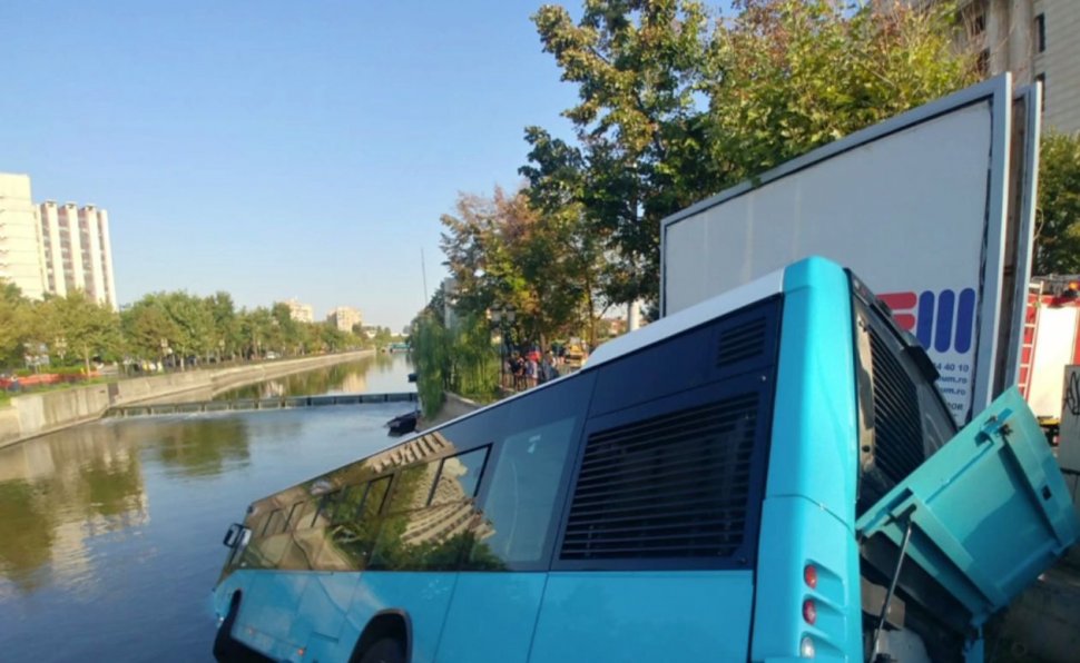 STB, verificări după ce un autobuz a căzut în râul Dâmboviţa