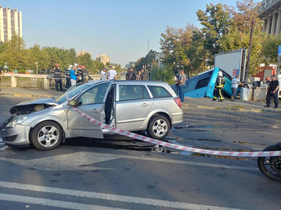 Un autobuz al STB a căzut în râul Dâmbovița! O macara de mare tonaj, închiriată de Primărie pentru a-l scoate (FOTO-VIDEO) 612426