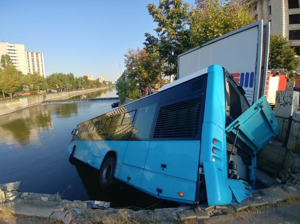 Un autobuz al STB a căzut în râul Dâmbovița! O macara de mare tonaj, închiriată de Primărie pentru a-l scoate (FOTO-VIDEO) 612428