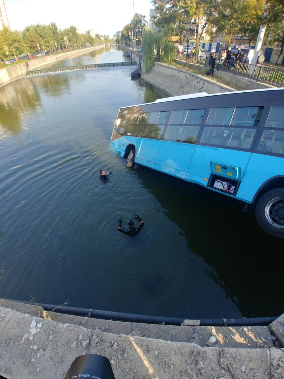Un autobuz al STB a căzut în râul Dâmbovița! O macara de mare tonaj, închiriată de Primărie pentru a-l scoate (FOTO-VIDEO) 612430