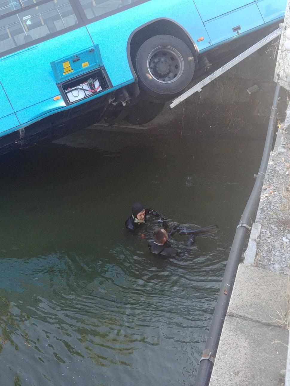 Un autobuz al STB a căzut în râul Dâmbovița! O macara de mare tonaj, închiriată de Primărie pentru a-l scoate (FOTO-VIDEO) 612432