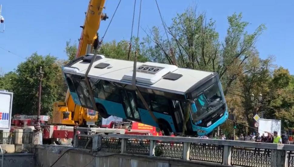 Un autobuz al STB a căzut în râul Dâmbovița! O macara de mare tonaj, închiriată de Primărie pentru a-l scoate (FOTO-VIDEO) 612462