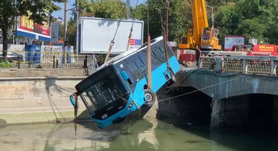 Un autobuz al STB a căzut în râul Dâmbovița! O macara de mare tonaj, închiriată de Primărie pentru a-l scoate (FOTO-VIDEO)