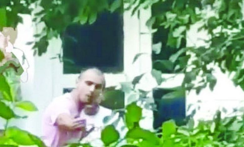 Imagini șocante surprinse în Iași! Doi tați s-au bătut la intrarea într-un bloc în fața copiilor - VIDEO