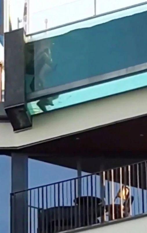 Oamenii se plimbau pe stradă ziua în amiaza mare, când s-au oprit brusc pentru că au văzut ceva neobișnuit! Doi tineri și-au dat frâu pasiunii nebune și făceau dragoste, fără nici cea mai mică jenă chiar acolo! Unii au scos imediat telefoanele (FOTO) 612634