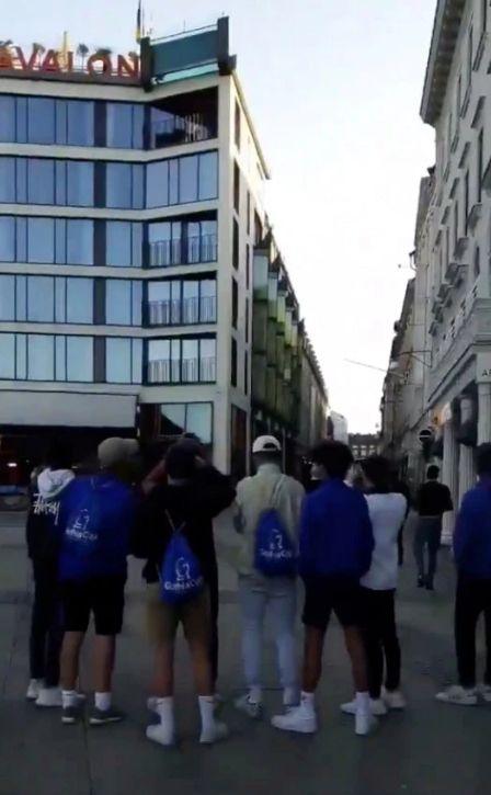 Oamenii se plimbau pe stradă ziua în amiaza mare, când s-au oprit brusc pentru că au văzut ceva neobișnuit! Doi tineri și-au dat frâu pasiunii nebune și făceau dragoste, fără nici cea mai mică jenă chiar acolo! Unii au scos imediat telefoanele (FOTO) 612635