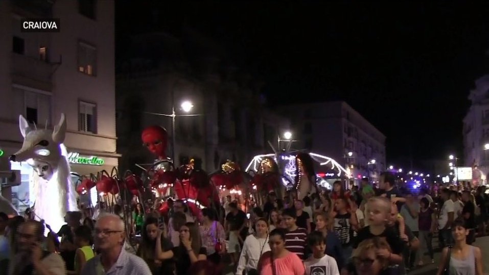 Paradă a păpuşilor gigantice la Craiova. Imagini de la Festivalul Puppets Occupy Street - VIDEO