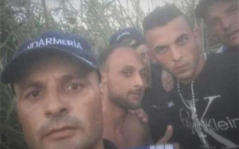 Anchetă la Jandarmeria Caracal, după ce trei jandarmi și-au făcut selfie cu doi evadați. Imaginile s-au viralizat