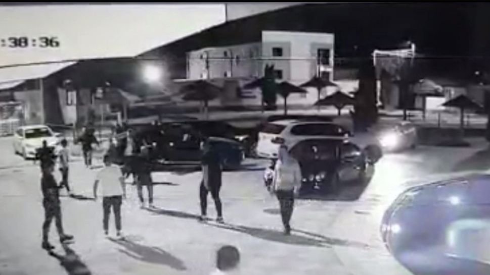 Bătaie cu săbii în Caracal. Poliţia vine după o oră - VIDEO