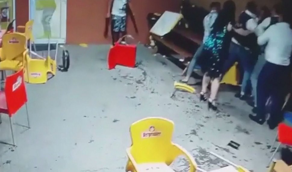 Scene violente într-un local din Alba! Un bărbat ia din senin scaunele și lovește